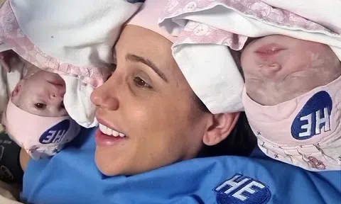 Hi hữu bé gái chào đời vẫn nằm nguyên trong túi ối