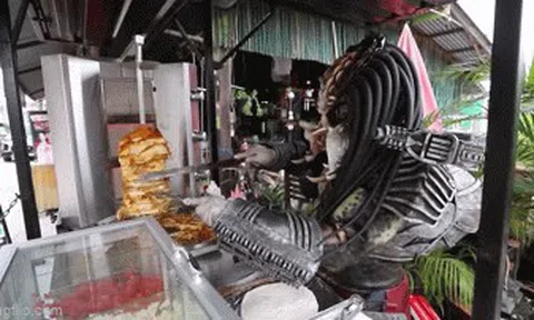 Độc đáo chủ cửa hàng bánh mì hoá thân thành người ngoài hành tinh thu hút khách