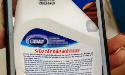 Xịt hóa chất tẩy dầu mỡ vào vùng cổ, bé gái 19 tháng tuổi ở Hà Nội bị bỏng