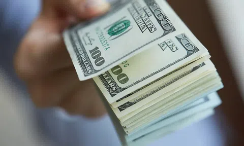 Cháu gái trộm hơn 330 triệu đồng của bà rồi phân phát cho bạn cùng trường