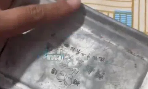 Cha hấp hối nói rằng có hộp cơm dưới bể nước, 3 người con khóc nức nở khi mở ra xem