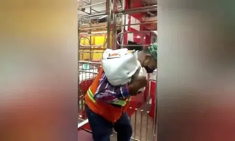 Chồng mang túi tiền xu tiết kiệm suốt 5 năm đi mua vòng vàng tặng vợ