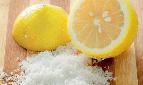 Mẹo vệ sinh thớt gỗ để khử mùi hôi hiệu quả, chị em hãy áp dụng ngay