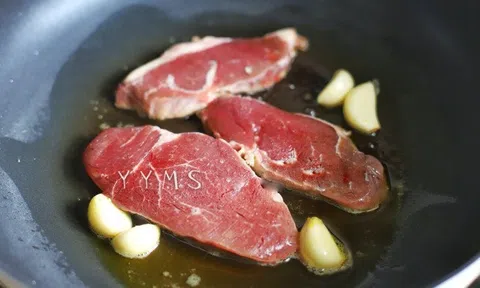 Bò xào cho thêm nguyên liệu bí mật này đảm bảo ngon chẳng khác gì bít tết nhà hàng