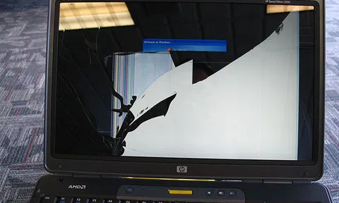 Con phá hỏng laptop của người trông trẻ, mẹ có hành động gây bức xúc