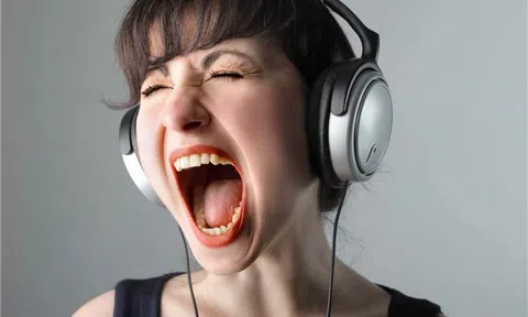 Thính lực ngày càng suy yếu, bệnh tật tìm đến cửa vì 6 thói quen khi dùng tai nghe