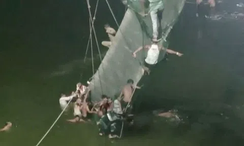 Sập cầu treo ở Ấn Độ: Hơn 90 người thiệt mạng