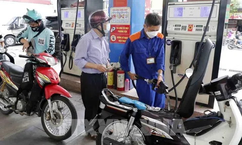 Giá xăng tăng thêm hơn 400 đồng/lít