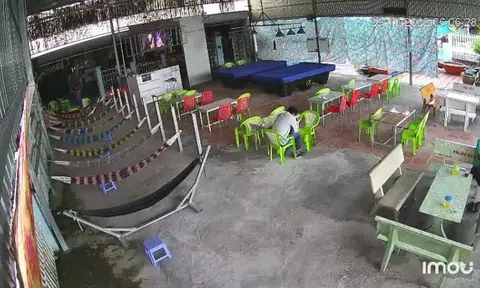 Cười nghiêng ngả vì pha "xuống tấn" của người đàn ông khi có tai nạn bất ngờ