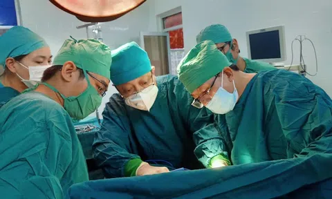 Phẫu thuật lấy xương cá dài 1cm gây thủng hồi tràng bệnh nhân