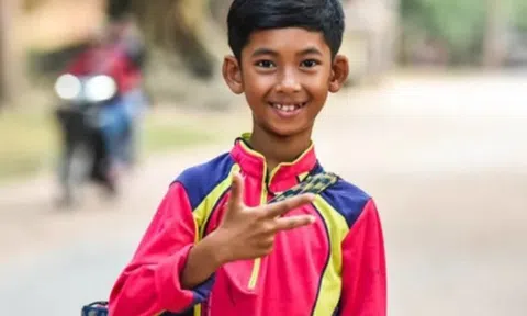 Cậu bé đổi đời ngoạn mục nhờ đoạn clip nói 16 thứ tiếng gây bão mạng