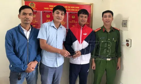 Chân dung 2 thầy giáo trẻ nhặt được 5.000 yen Nhật, trả lại người đánh rơi