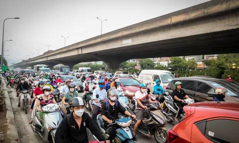 Rào chắn chiếm 2/3 đường Nguyễn Xiển, dân khốn khổ chịu cảnh ùn tắc