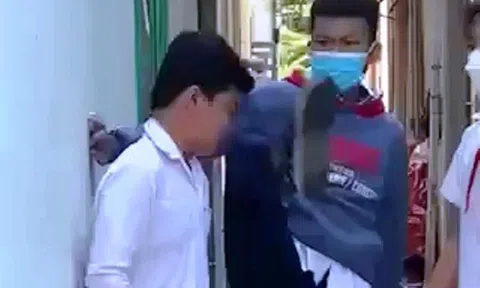 Đà Nẵng: Nam sinh bị bạn đá vào mặt, đứng im chịu đòn