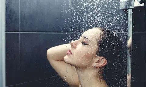 Sức khỏe "kêu cứu" nếu bạn mắc 6 sai lầm này khi tắm vào mùa đông
