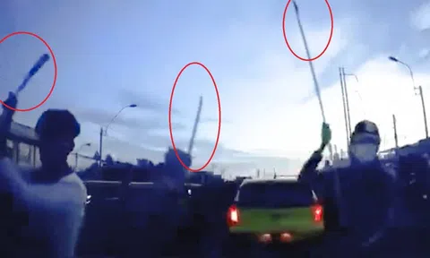 Tài xế bị nhóm côn đồ cầm mã tấu truy sát khi đang dừng đèn đỏ