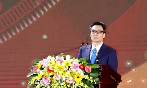 "Xây dựng và phát triển du lịch thành ngành kinh tế mũi nhọn"