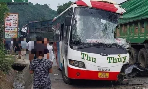 Hiện trường vụ xe khách đâm trực diện xe tải, ít nhất 5 người thương vong