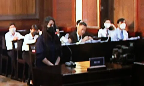 Xét xử vụ bé gái 8 tuổi bị bạo hành: Dì ghẻ khóc nấc, không lý giải được hành vi tàn nhẫn