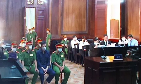 Xét xử vụ bé gái 8 tuổi bị bạo hành ở TP.HCM: Người dân nghỉ làm theo dõi phiên tòa