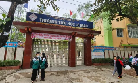 6 học sinh tiểu học nhập viện nghi do hít phải khói từ súng đồ chơi