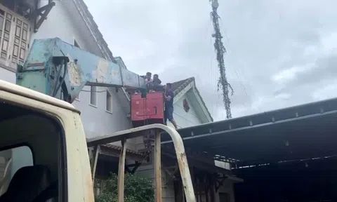 Giải cứu nam thanh niên đứng hơn 7 giờ trên nóc nhà cao tầng