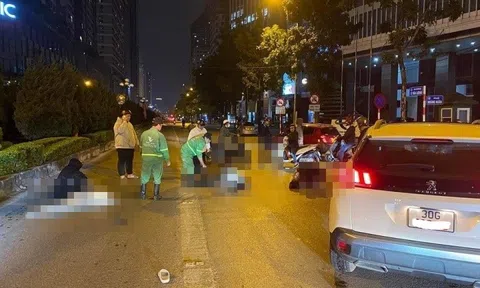 Hà Nội: Nữ tài xế lái xe Peugeot lao vào 3 người đi bộ