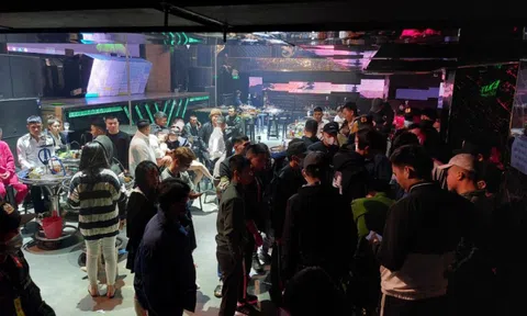 Hà Tĩnh: Đột kích quán bar bắt 26 nam nữ dương tính ma túy