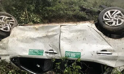 Xe taxi rơi xuống vực sâu 120m, 3 người bị thương