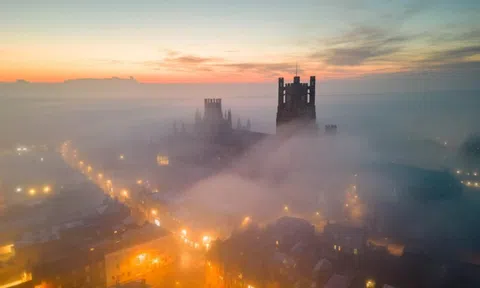 Nhiệt độ tại Anh giảm sâu, nhiều trường học phải đóng cửa, hoãn hàng loạt chuyến bay