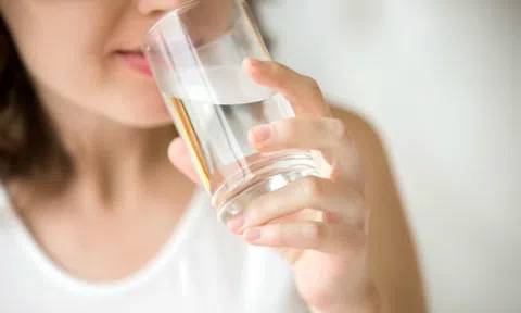 6 thời điểm không nên uống nước kẻo hại sức khỏe