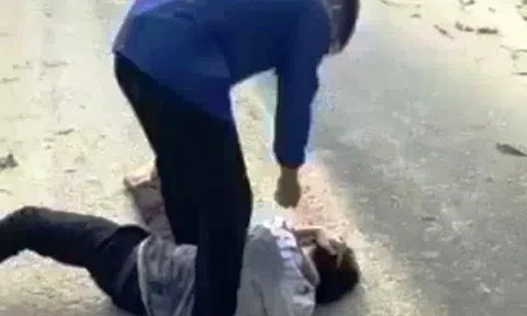 Vụ clip nam sinh bị bạn đánh giữa đường: Hiệu trưởng hé lộ nguyên nhân