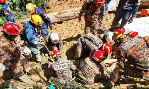 Lở đất trong đêm ở Malaysia, ít nhất 13 người thiệt mạng khi đi cắm trại