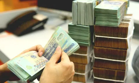 Lãi cao, người dân đổ tiền vào kênh tiết kiệm ngân hàng