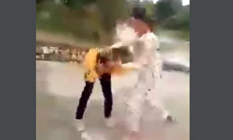 Nữ sinh lớp 7 bị bạn chặn đường đánh đến nhập viện