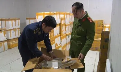 Phát hiện hơn 6 tấn thực phẩm "bẩn" bên trong thùng xe đông lạnh