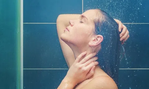 Mùa lạnh có 5 dấu hiệu này tuyệt đối đừng đi tắm kẻo "rước bệnh"