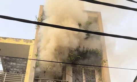 Cháy căn nhà 3 tầng ở TP.HCM, nhiều người tháo chạy ra ngoài