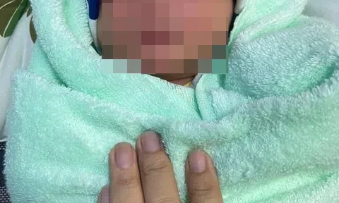 Xót xa bé trai 2 ngày tuổi bỏ rơi trước trụ sở UBND phường ở Thủ Đức