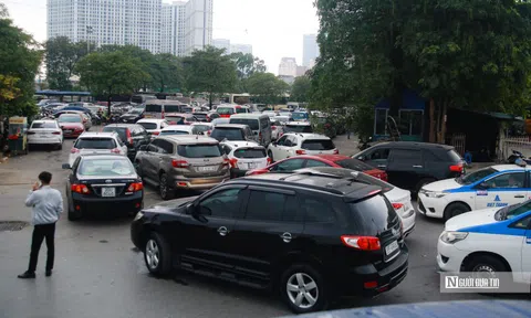 Hà Nội: Ôtô xếp hàng dài chờ 2 tiếng vẫn chưa đến lượt đăng kiểm