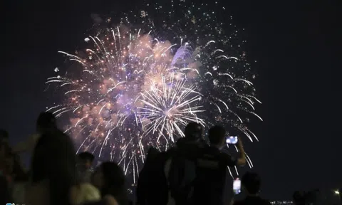 Đường phố ở TP.HCM kẹt cứng sau màn pháo hoa đón năm mới 2023