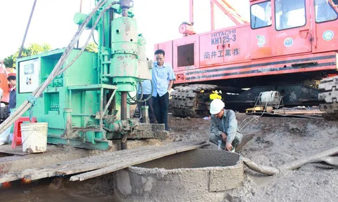 Vụ bé trai 10 tuổi lọt xuống trụ bê tông ở Đồng Tháp: Cháu bé sẽ được giải cứu ra sao?