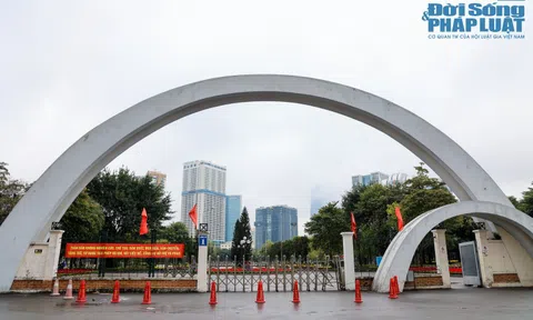 Hà Nội: Công viên Cầu Giấy nhếch nhác sau khi hạ rào sắt