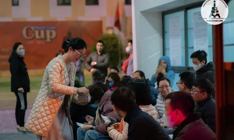 Phụ huynh đổ xô xếp hàng trước 1 ngày để "tranh suất" cho con đi học: Hiệu trưởng nói gì?