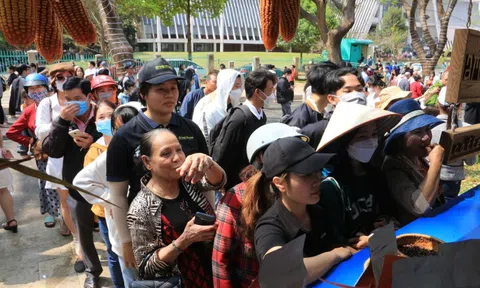 Đắk Lắk: Hàng ngàn người rộn ràng đi uống cà phê miễn phí