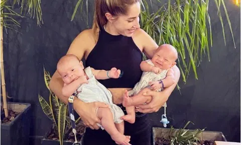 Mẹ không thể phân biệt hai con song sinh, hành động bá đạo sau đó khiến ai nấy “ngã ngửa”