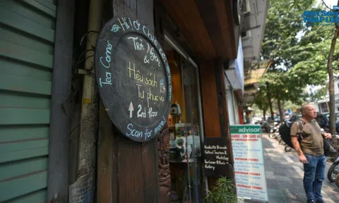 Hà Nội: “Độc lạ” hiệu sách không nhân viên, khách tự phục vụ và trả tiền qua ứng dụng