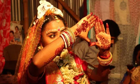 Đến giờ hẹn bỗng xảy ra sự cố, chú rể cuốc bộ gần 30km xuyên đêm để đến nhà cô dâu