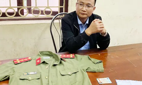 Công an “rởm” đang hướng dẫn người dân viết đơn khiếu nại thì bị bắt