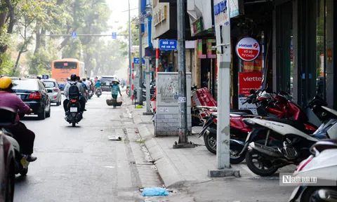 Hà Nội: Người đi bộ luồn lách tránh gốc cây và bốt điện trên vỉa hè